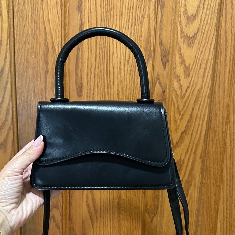 Elegant Black Handbag - Picture 1 of 7